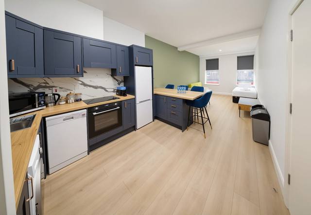 Spacious integrated environment with modern kitchen and seating area