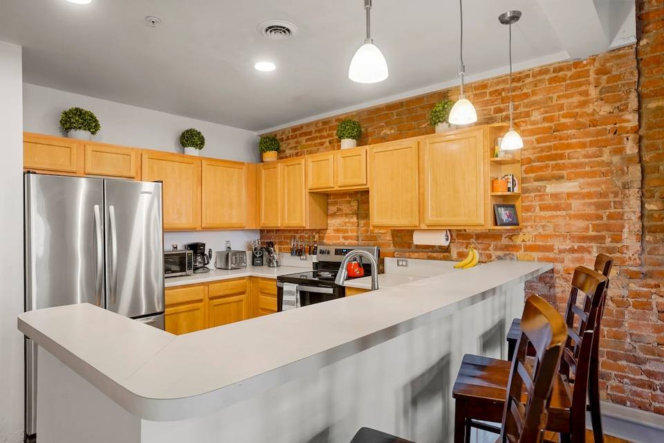 Equipped kitchen with breakfast bar