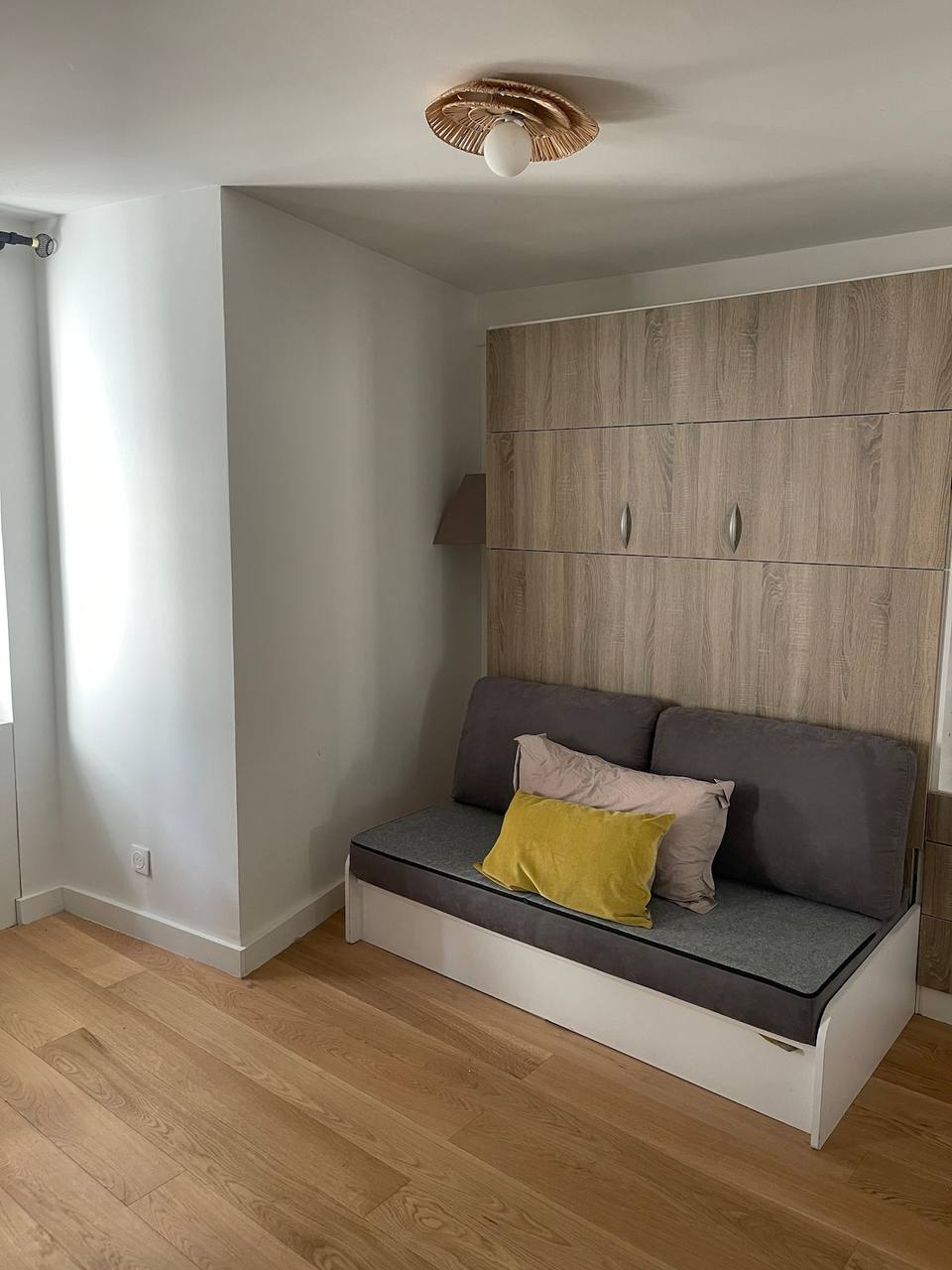 Retractable bed optimized for rest
