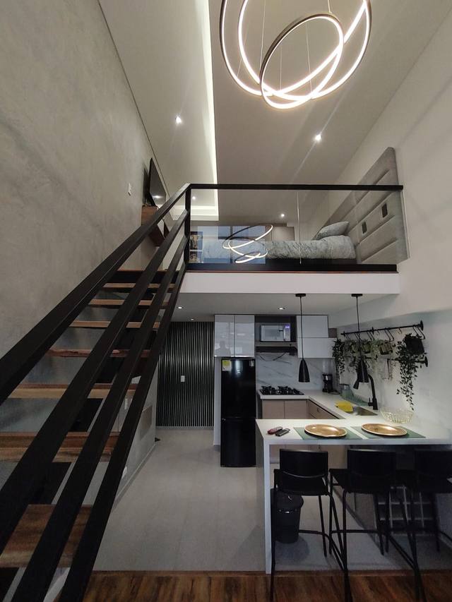 Vista general del loft con diseño de doble altura