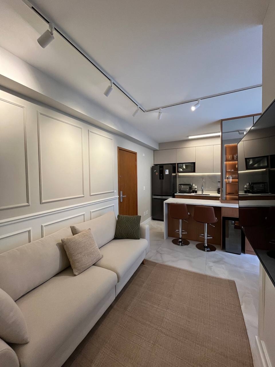 Sala luminosa com design contemporâneo