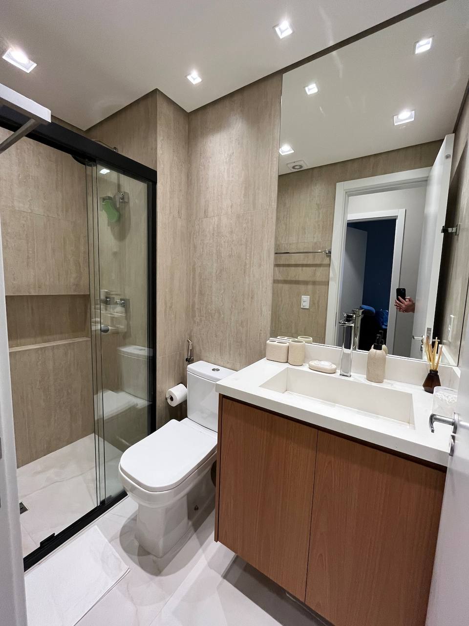 Casa de banho moderna com acabamentos de primeira qualidade