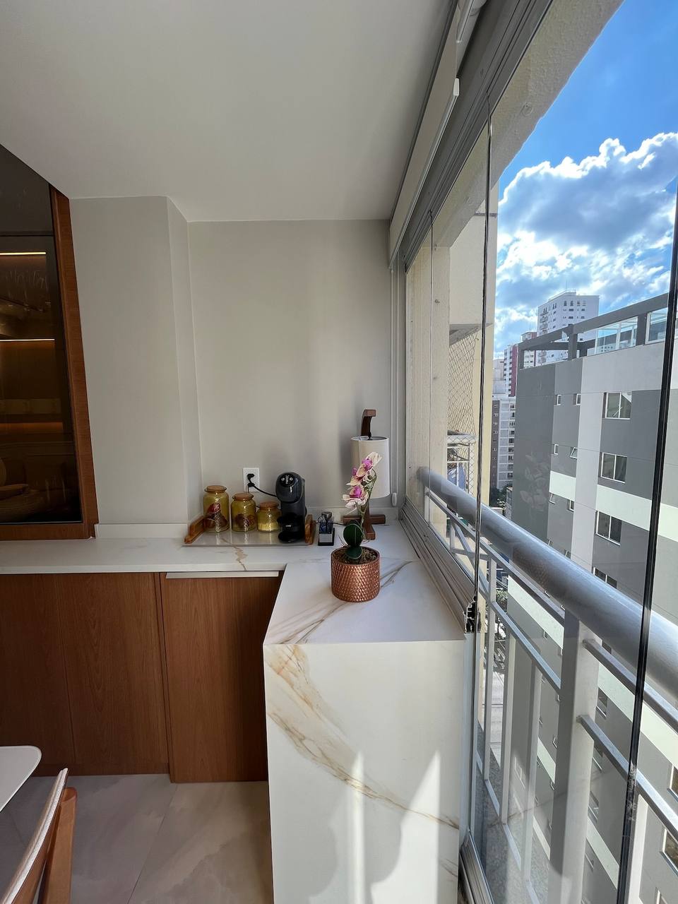 Varanda com fechamento em vidro e vista urbana