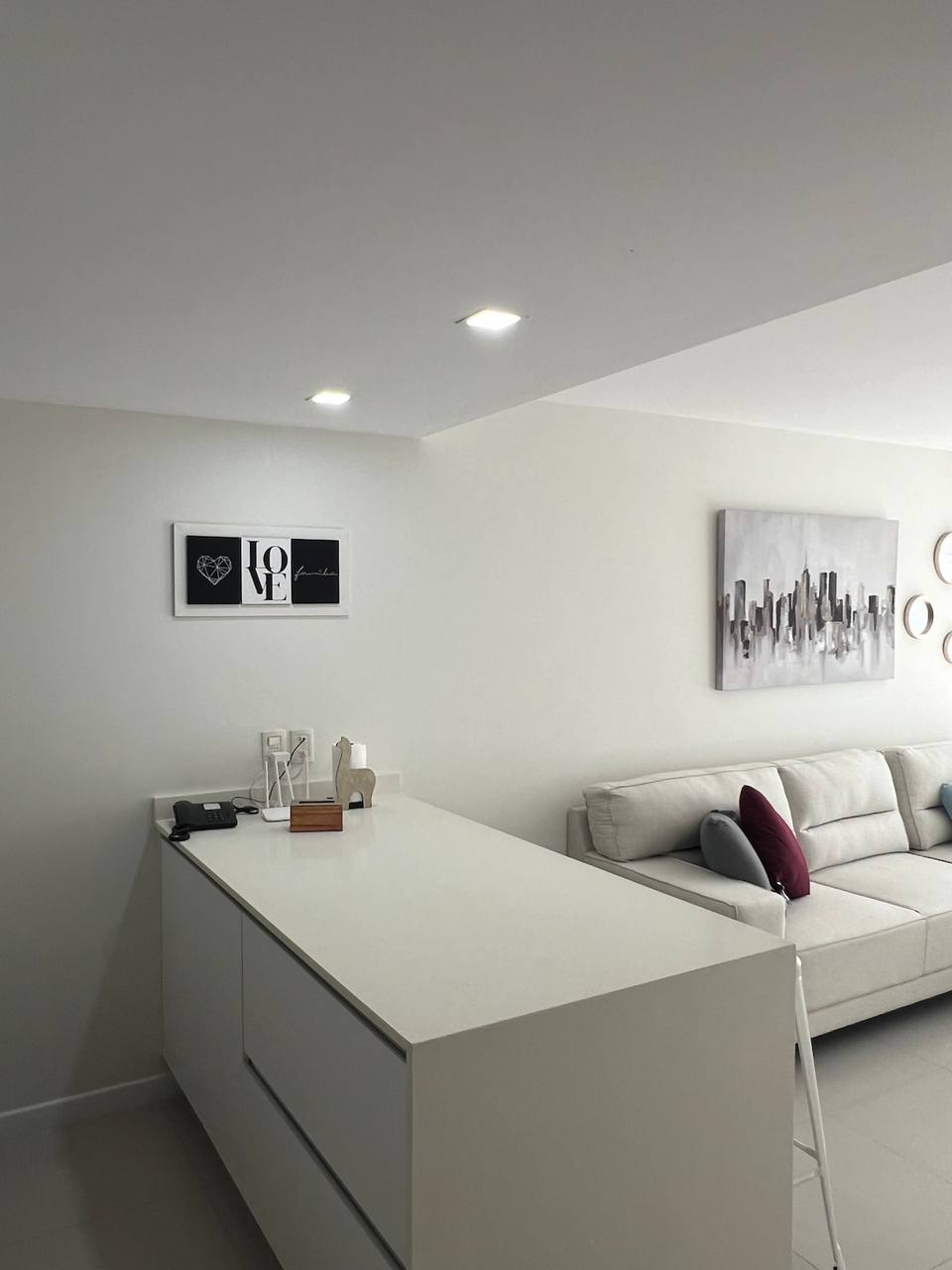 Sofá, encimera y cuadros decorativos