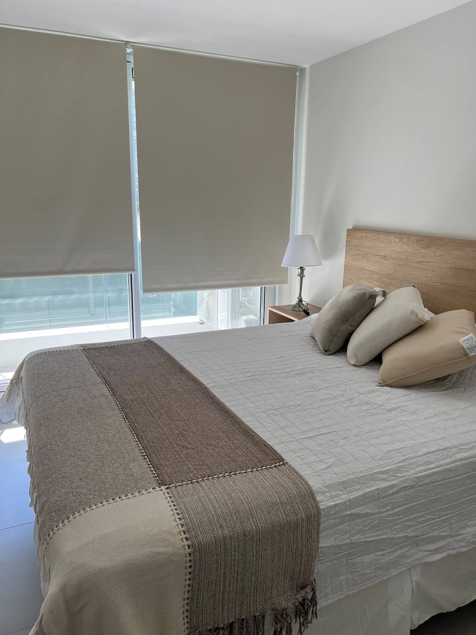 Cama con colcha y almohadas