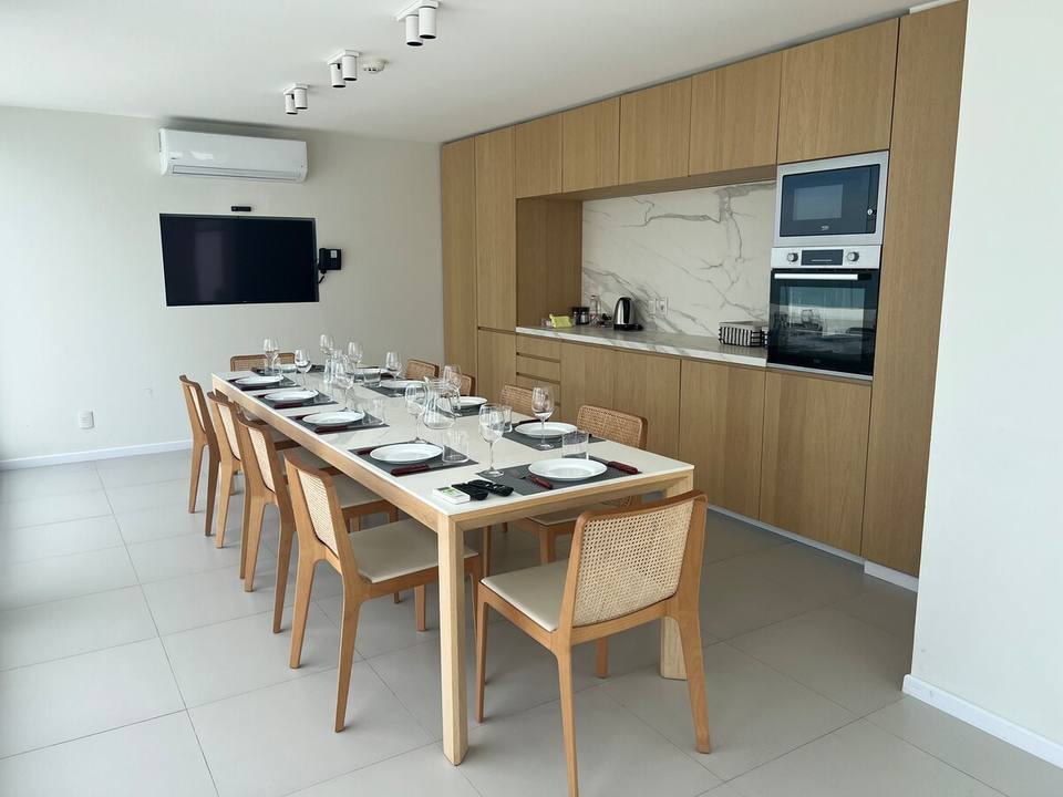 Mesa de comedor con cocina integrada