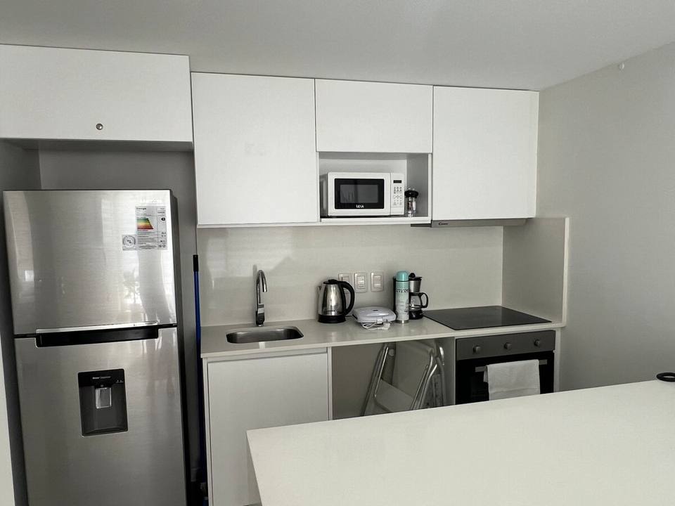Cocina integrada con electrodomésticos y gabinetes