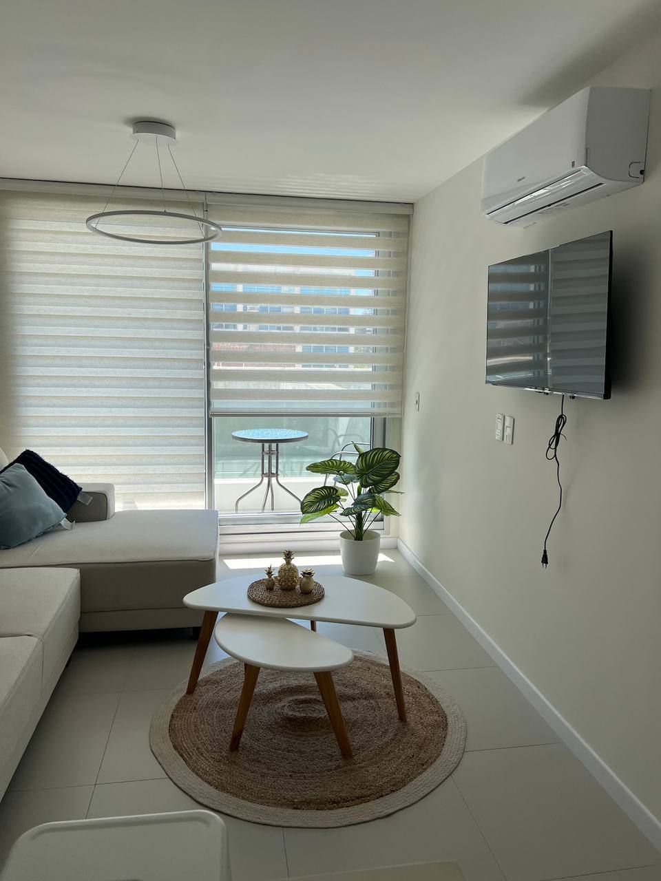 Sofá modular beige con cojines