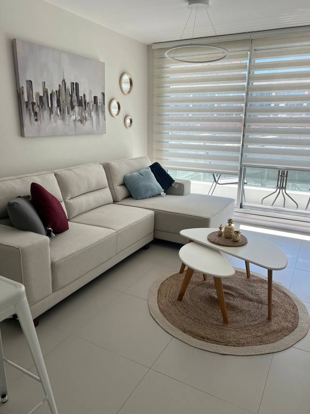Sofá modular color claro con cojines