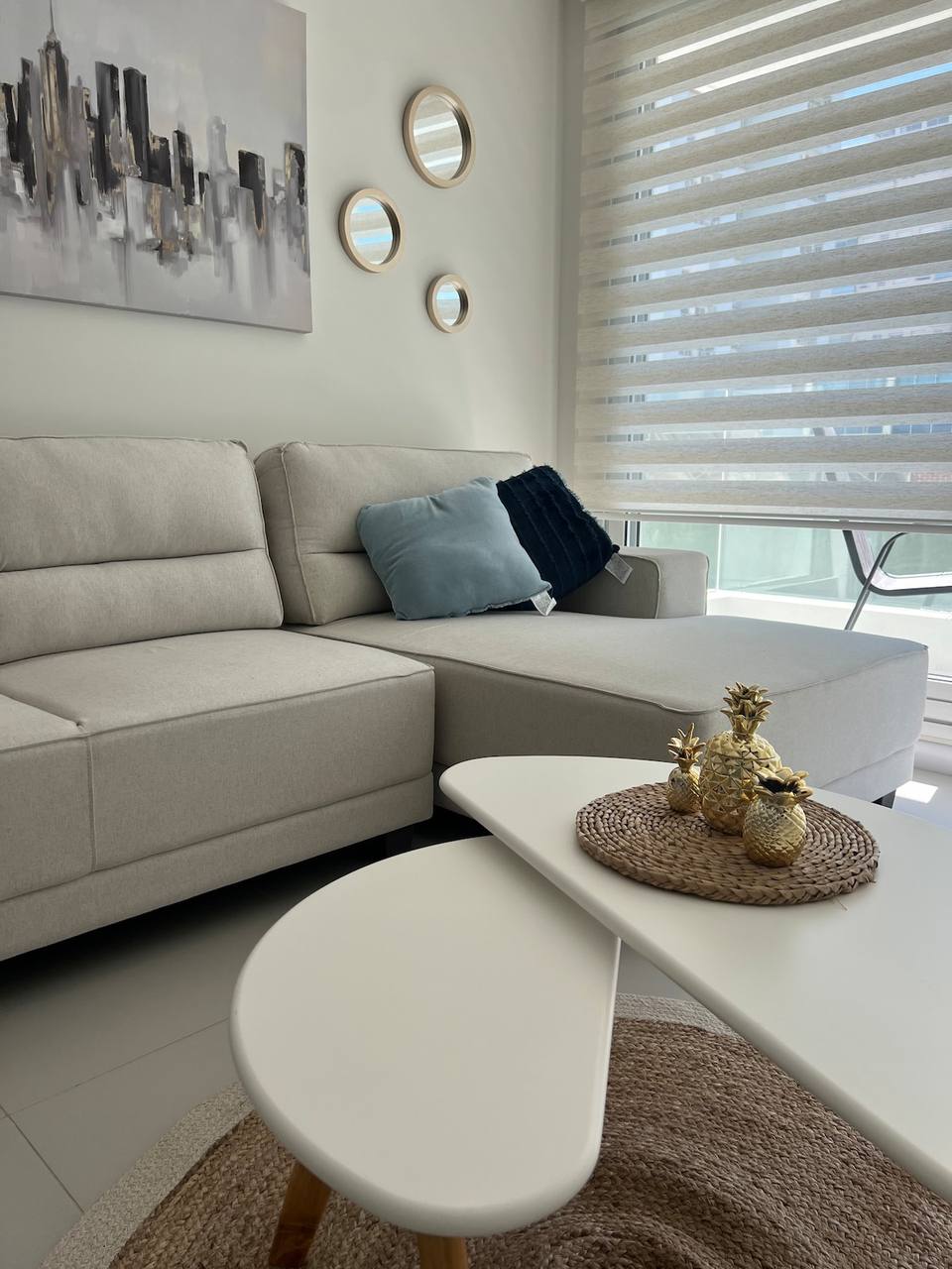Sofá modular beige con cojines