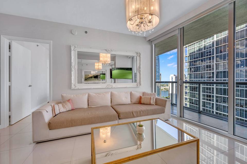 Icon Brickell 37th Floor: Resort Luxury Apartment