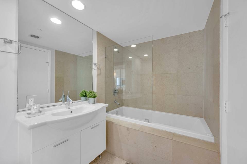 Icon Brickell 37th Floor: Resort Luxury Apartment