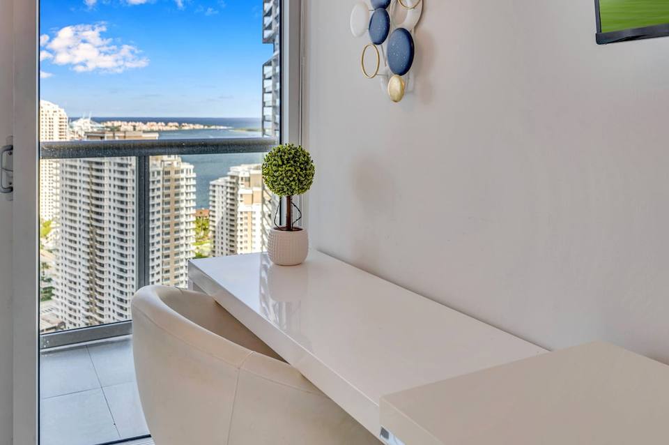 Icon Brickell 37th Floor: Resort Luxury Apartment