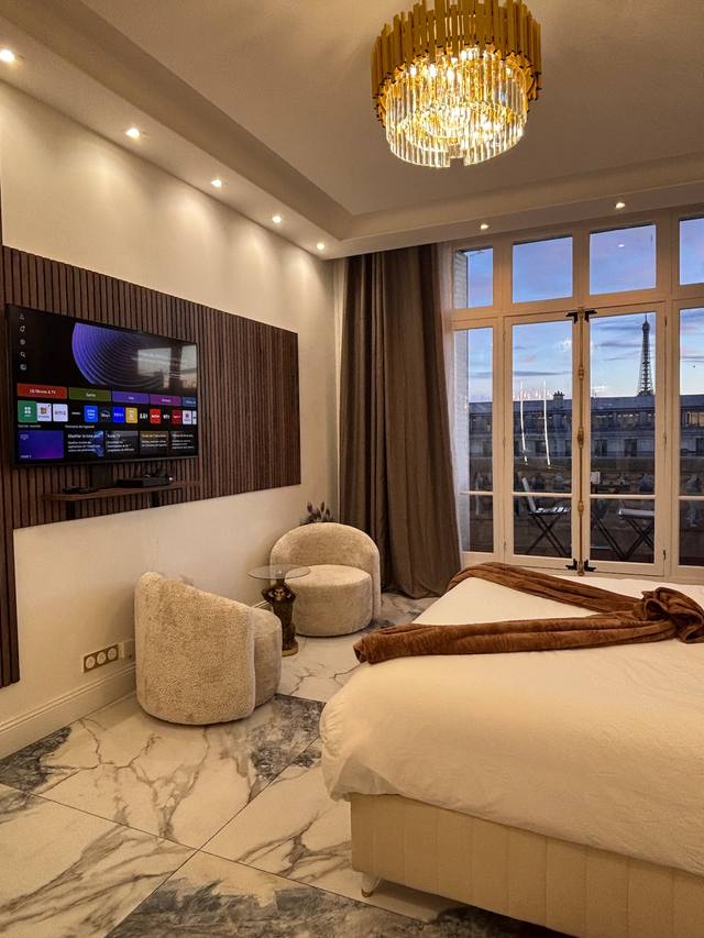 Privileged view of the Eiffel Tower from the large window