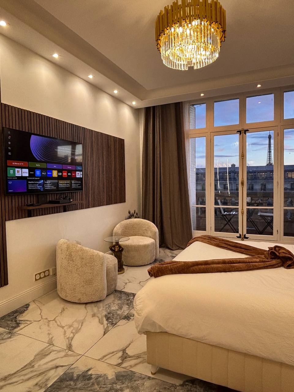 Privileged view of the Eiffel Tower from the large window