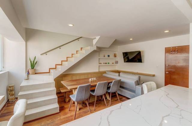 Living y comedor integrados con diseño moderno