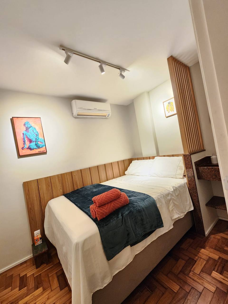 Quarto principal com cama queen e ar condicionado