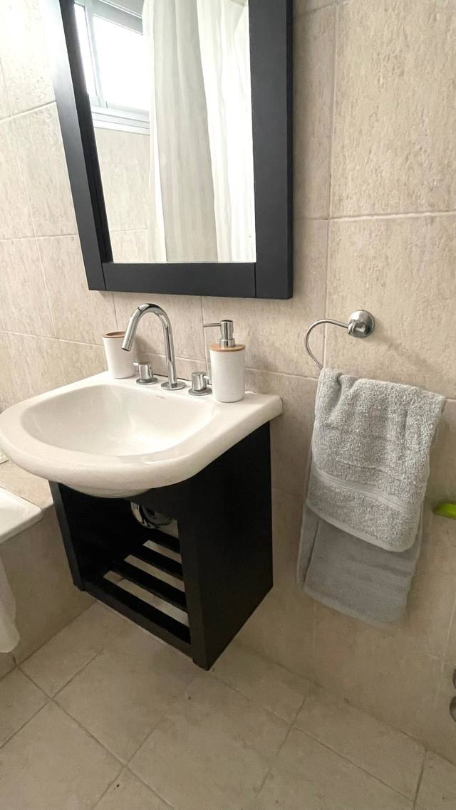 Full bathroom with modern finishes