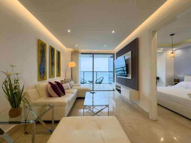 Sala con sofá seccional claro