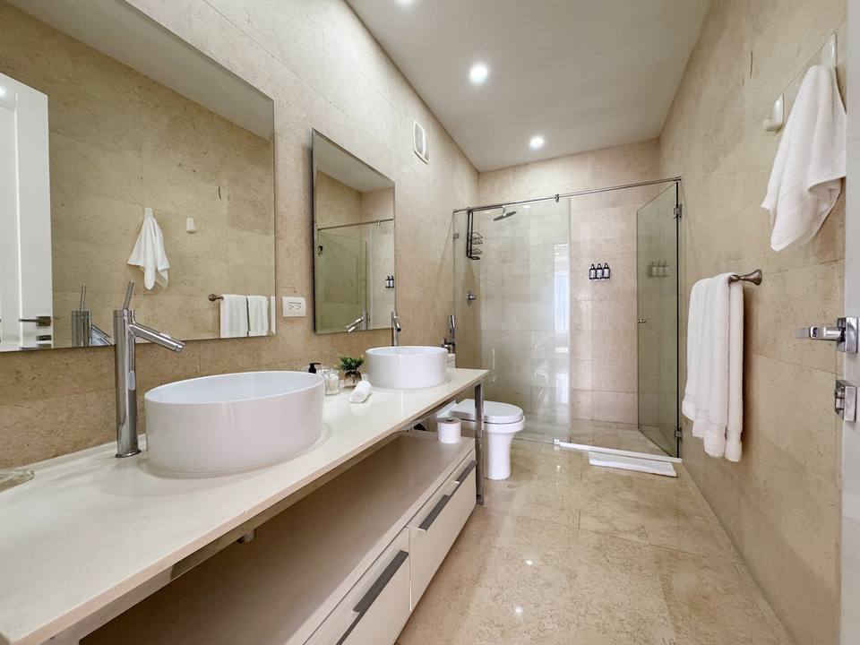 Baño con doble lavamanos y ducha.