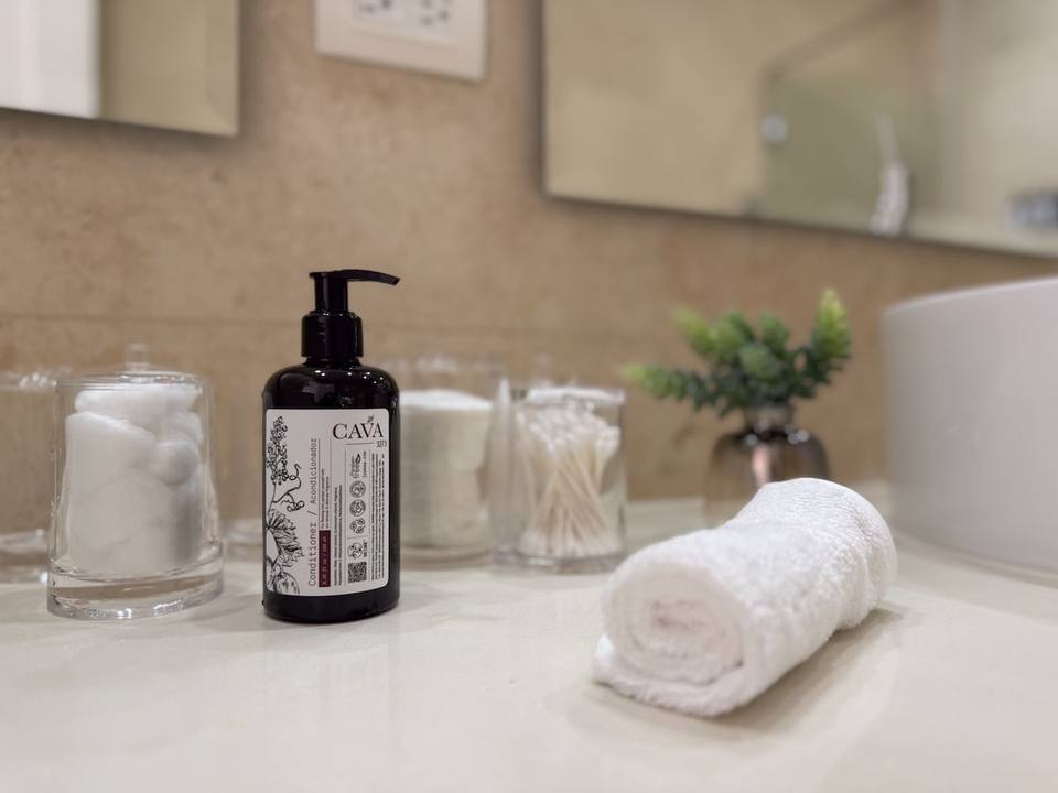 Artículos de tocador sobre encimera de baño