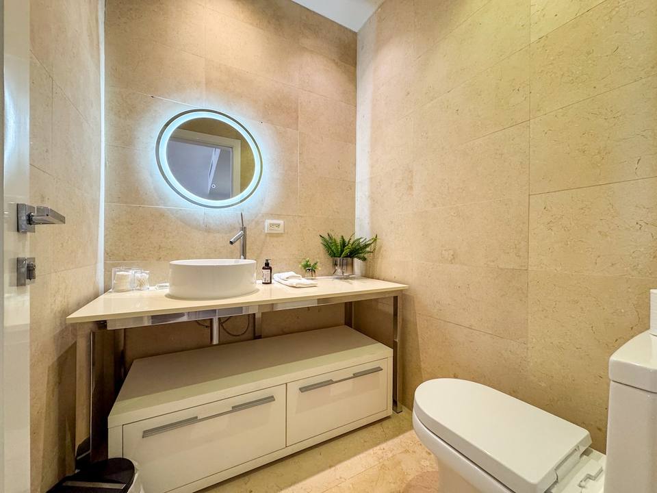 Inodoro, lavabo y espejo con luz