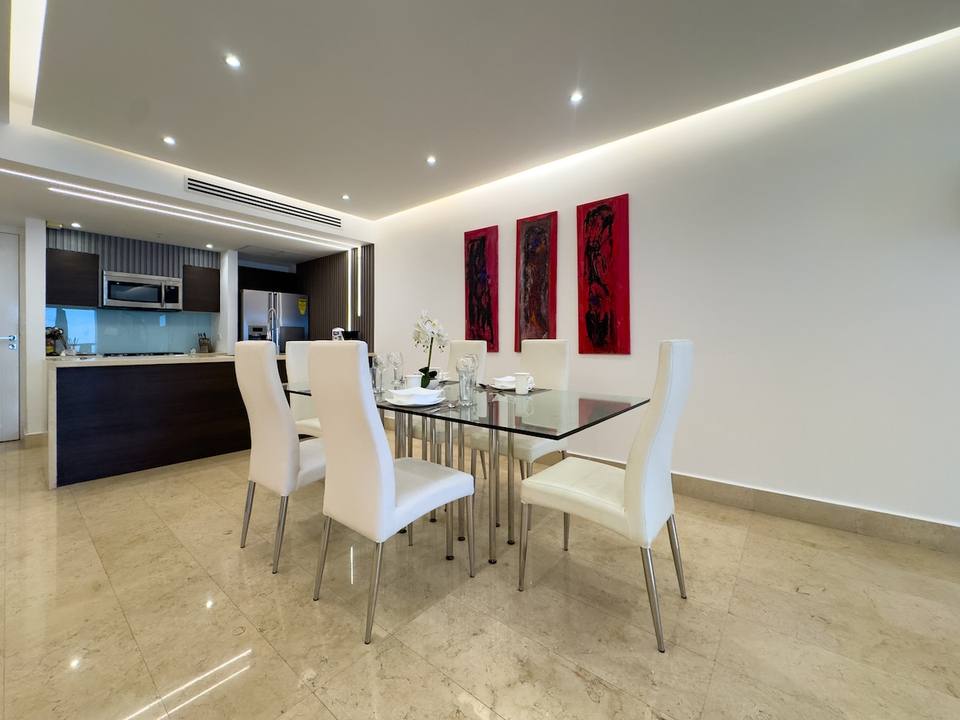 Comedor de vidrio con sillas blancas