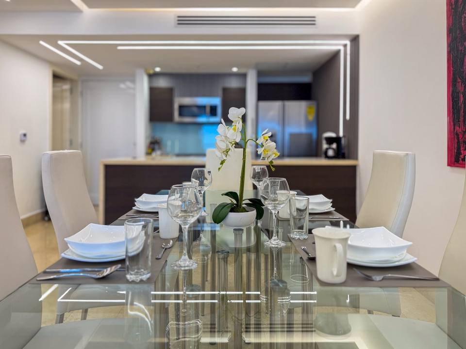 Mesa de comedor con vista a cocina