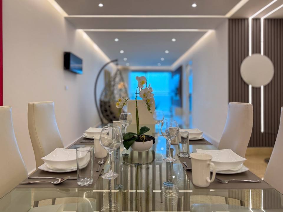 Mesa de comedor con sillas y vajilla