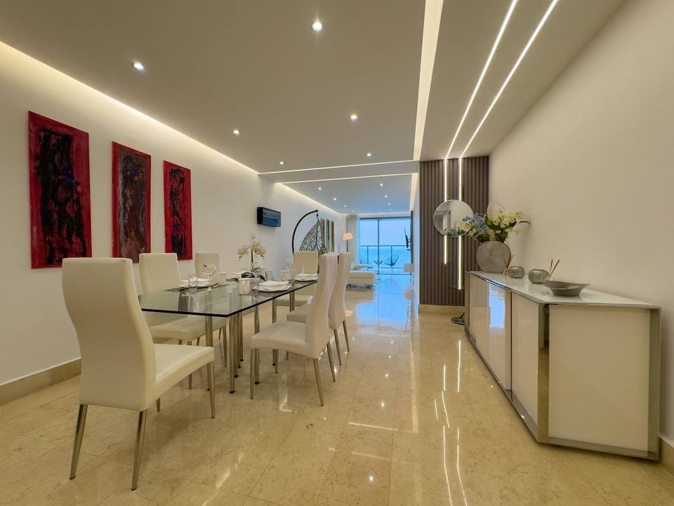 Mesa de comedor de cristal con sillas