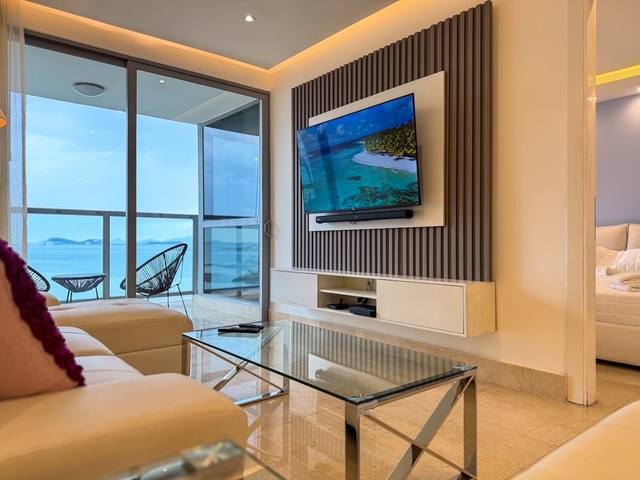Sofá beige con cojín decorativo oscuro