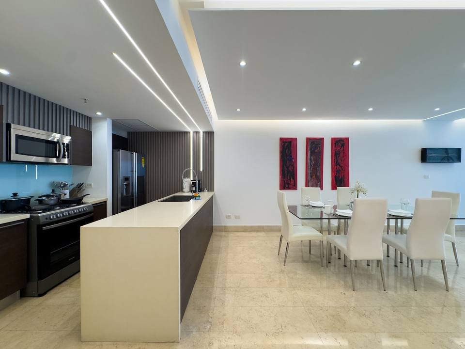 Cocina moderna con encimera y electrodomésticos