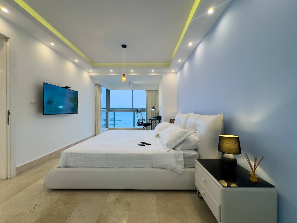 Cama, TV, mesita de noche, ventana