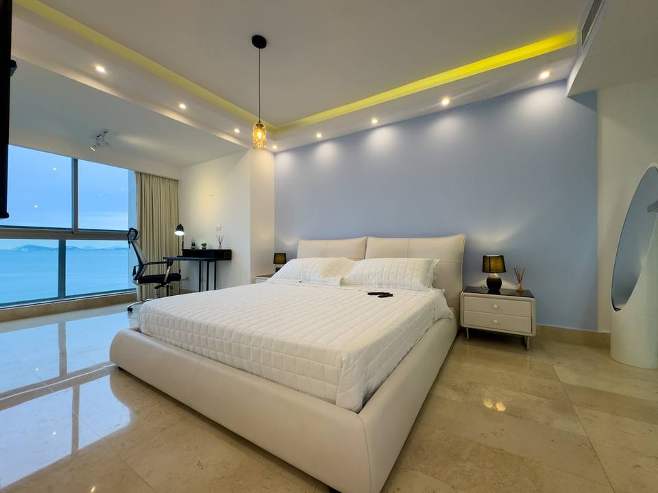 Dormitorio con cama doble y vista al mar