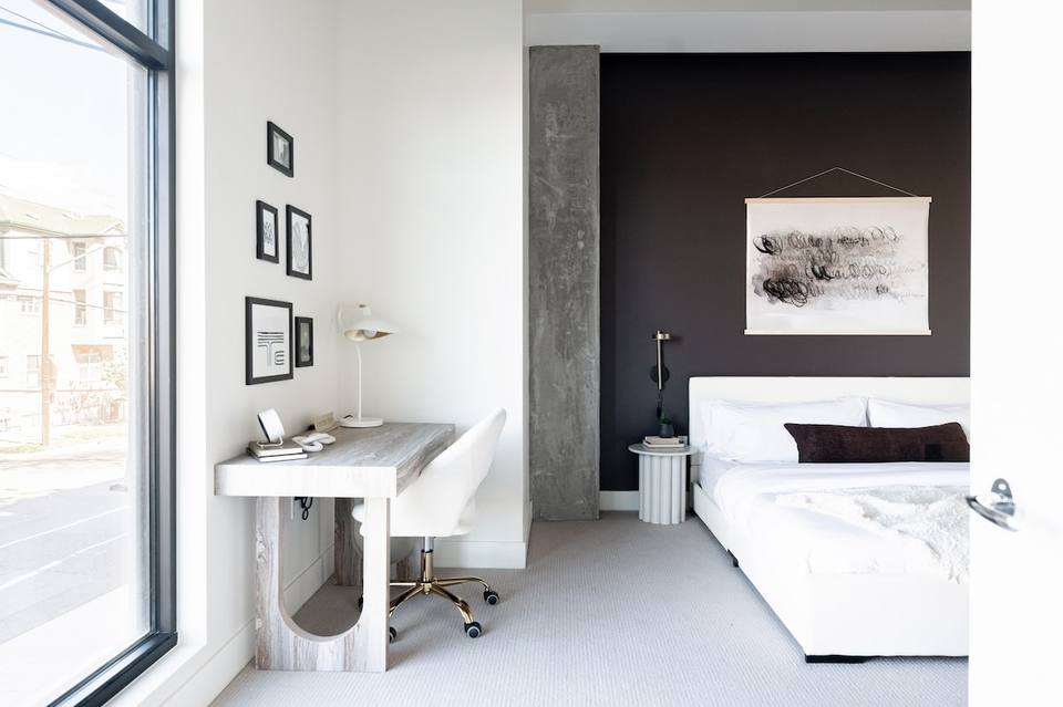 Quarto privado com cama king e secretária para trabalho remoto