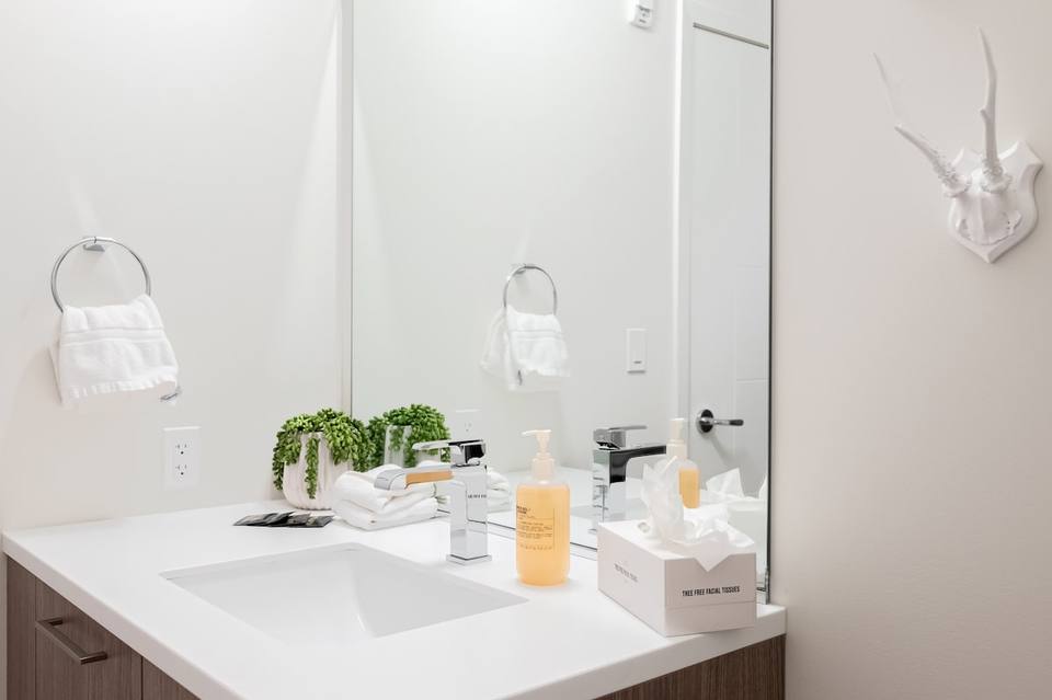 Casa de banho completa com acabamentos modernos