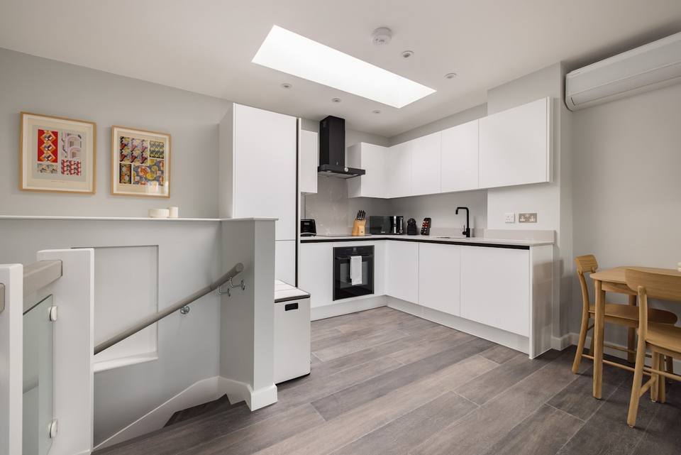 Fully equipped integrated kitchen with premium appliances