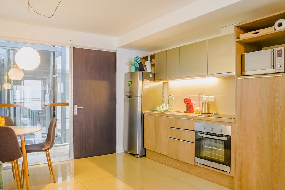 Cocina con nevera, horno y microondas