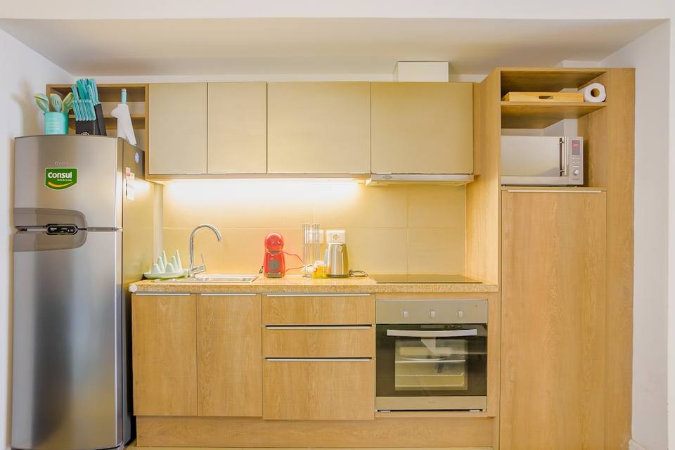 Cocina equipada con electrodomésticos y gabinetes