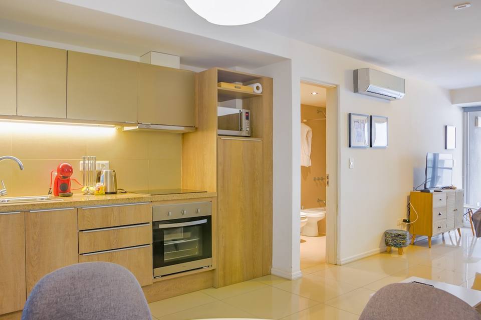 Cocina con muebles, encimera y electrodomésticos
