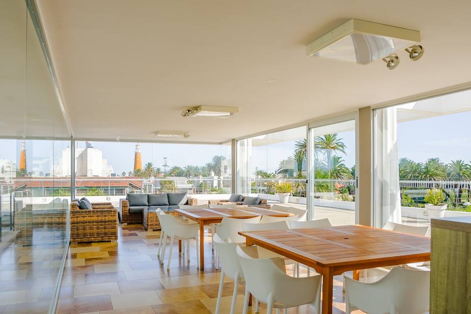 Salón comunitario con zona de comedor y estar