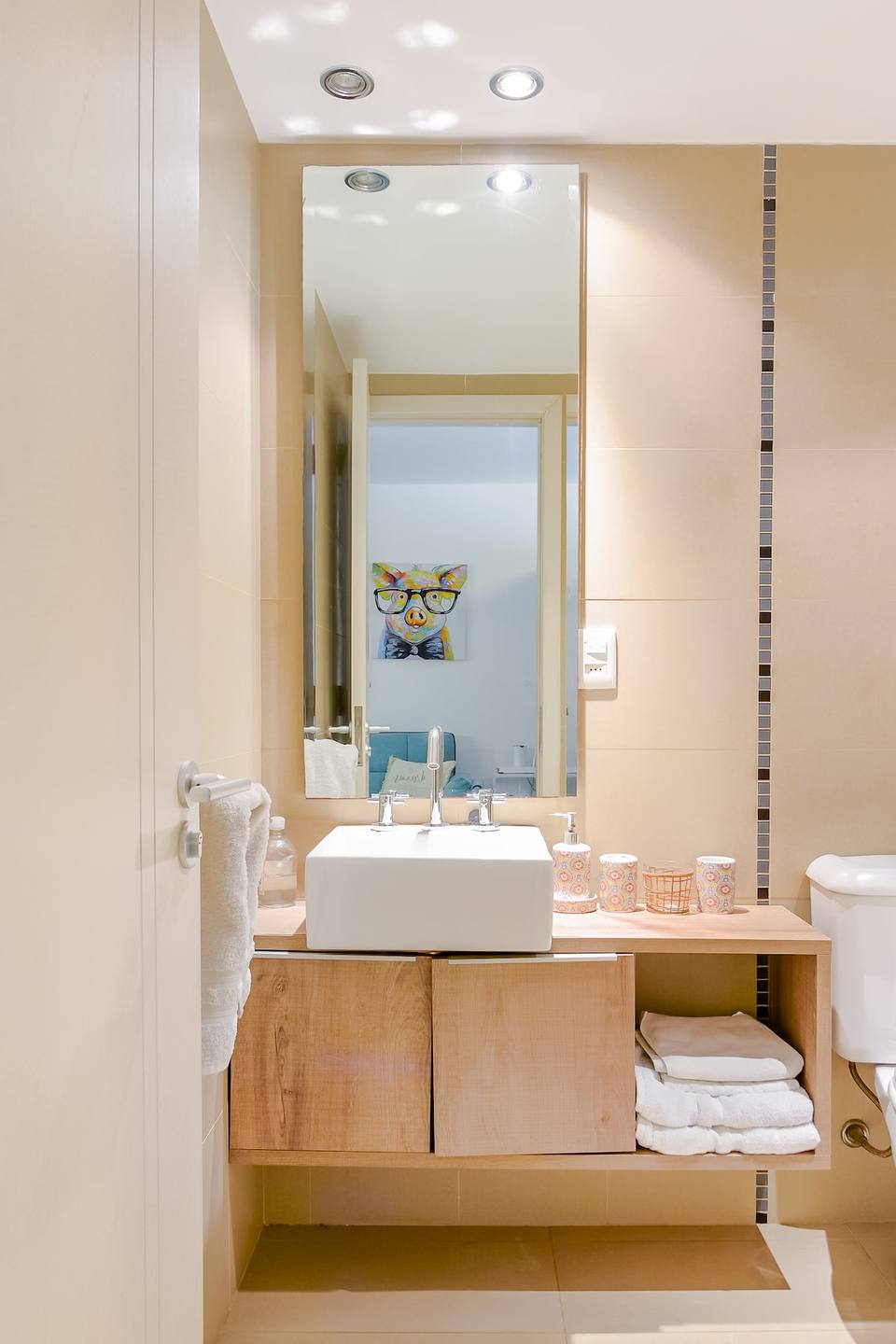 Lavabo, espejo, y toallas limpias