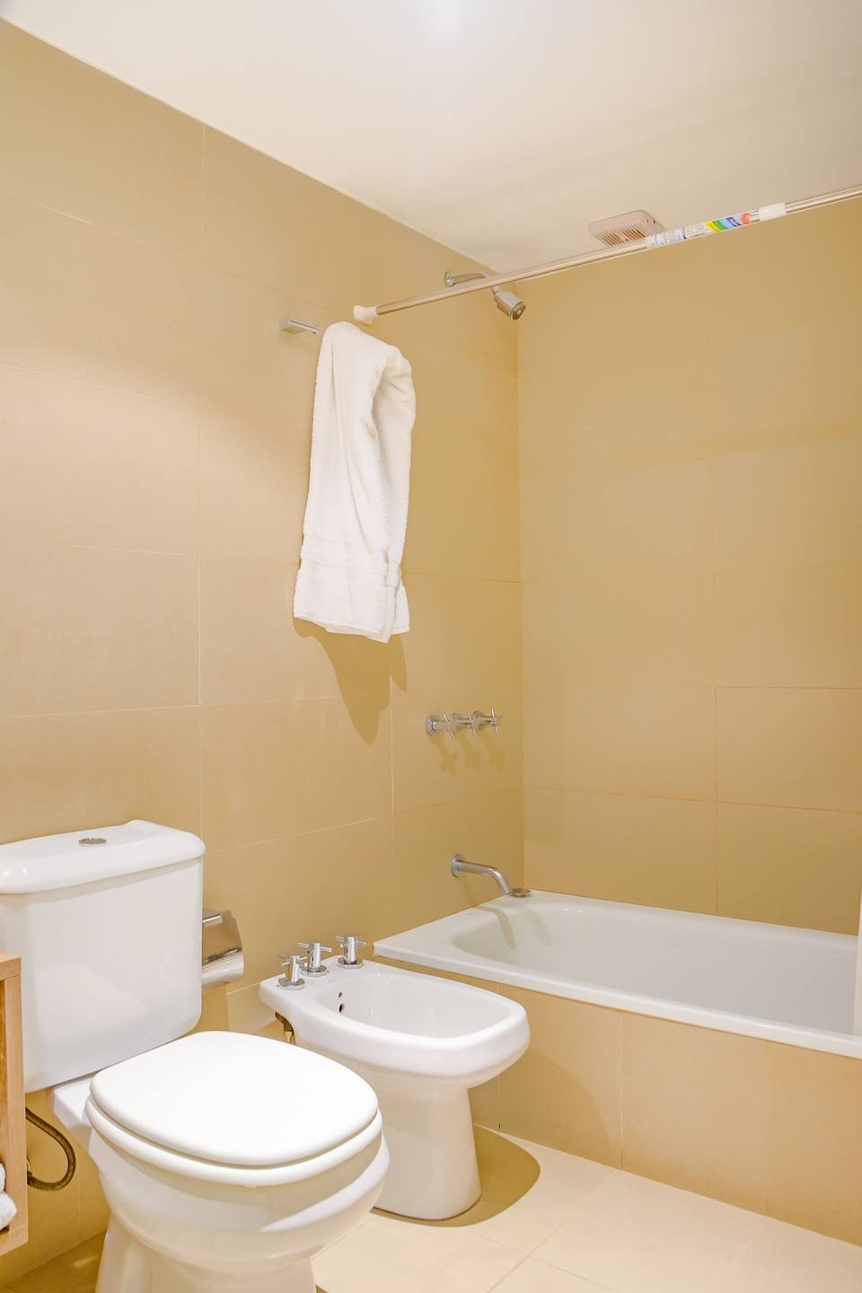 Baño completo con inodoro, bidet, bañera