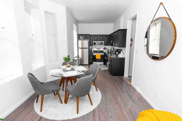 Living-comedor luminoso con mesa redonda