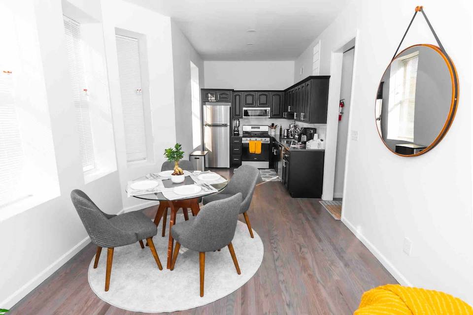 Living-comedor luminoso con mesa redonda