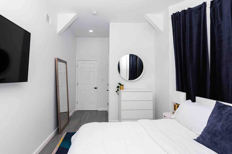 Dormitorio principal con televisión de 55 pulgadas