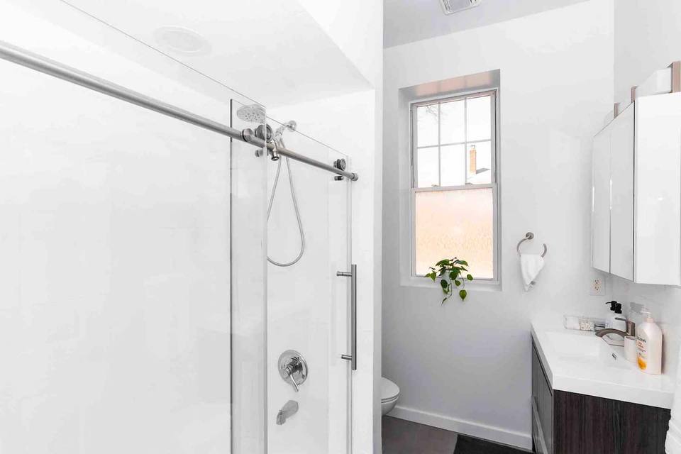 Baño con bañera y ducha