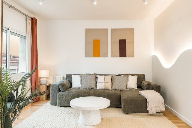 Sala de estar ampla com design contemporâneo