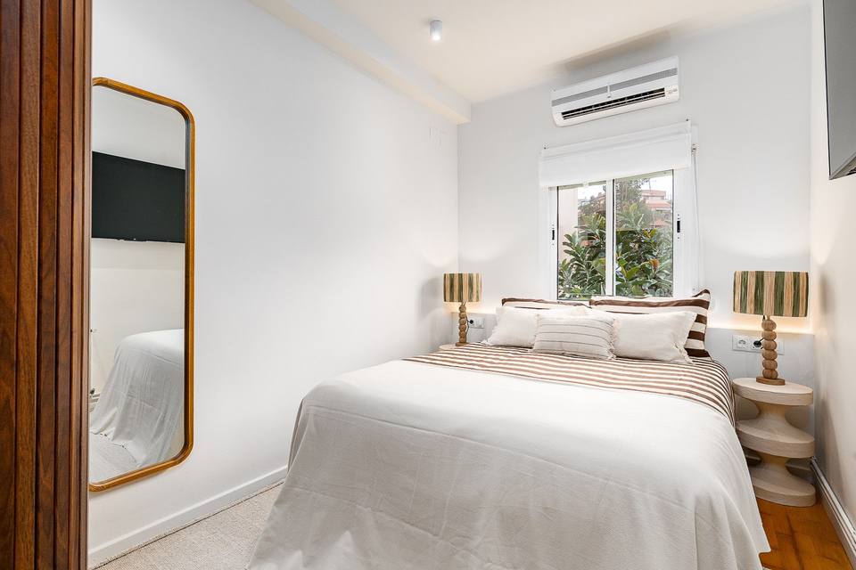 Quarto principal com cama de casal e ar condicionado