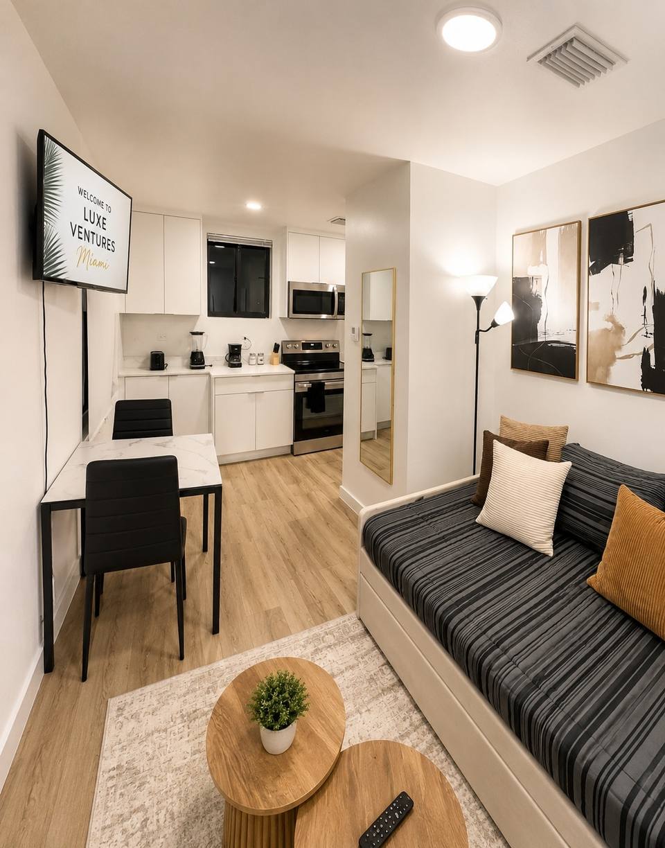 Living luminoso com sofá-cama e mesa de jantar
